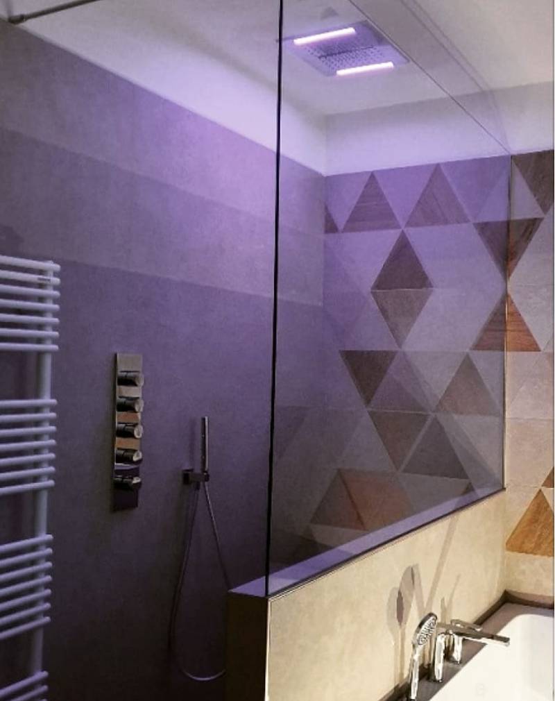 Box doccia piastrelle viola