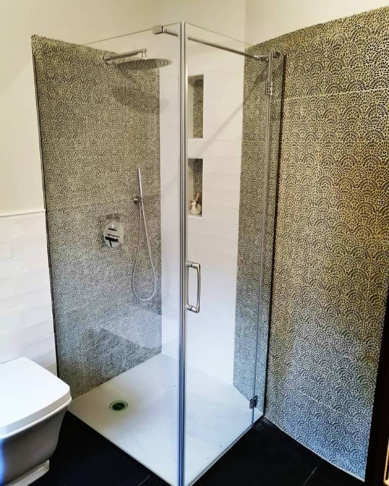 Box doccia parete grigia