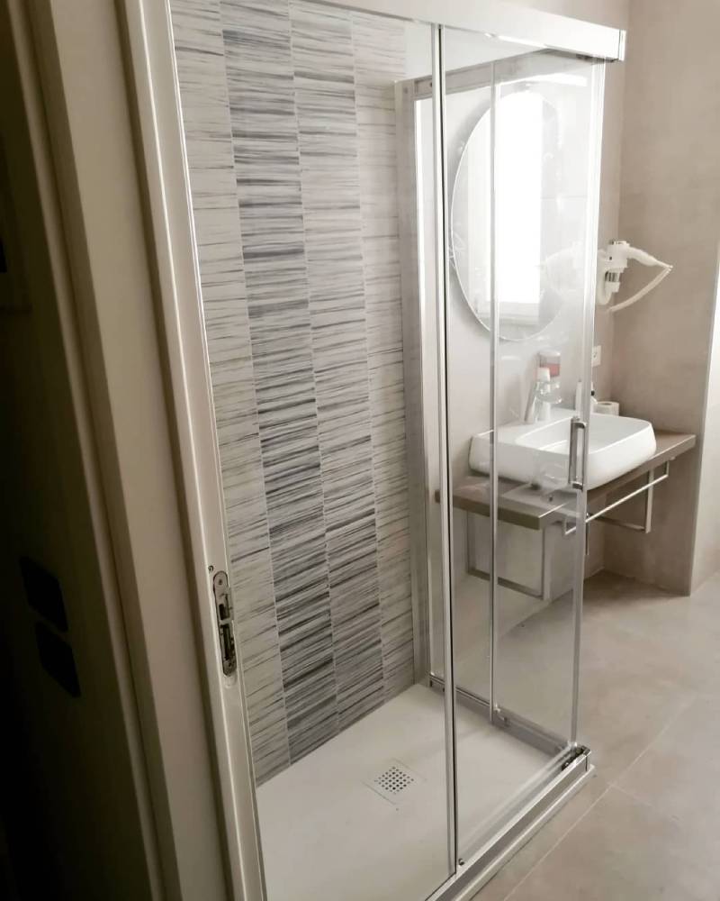 Box doccia e lavandino