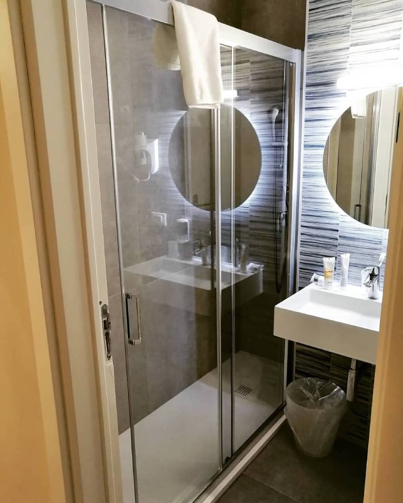 box doccia e specchio rotondo