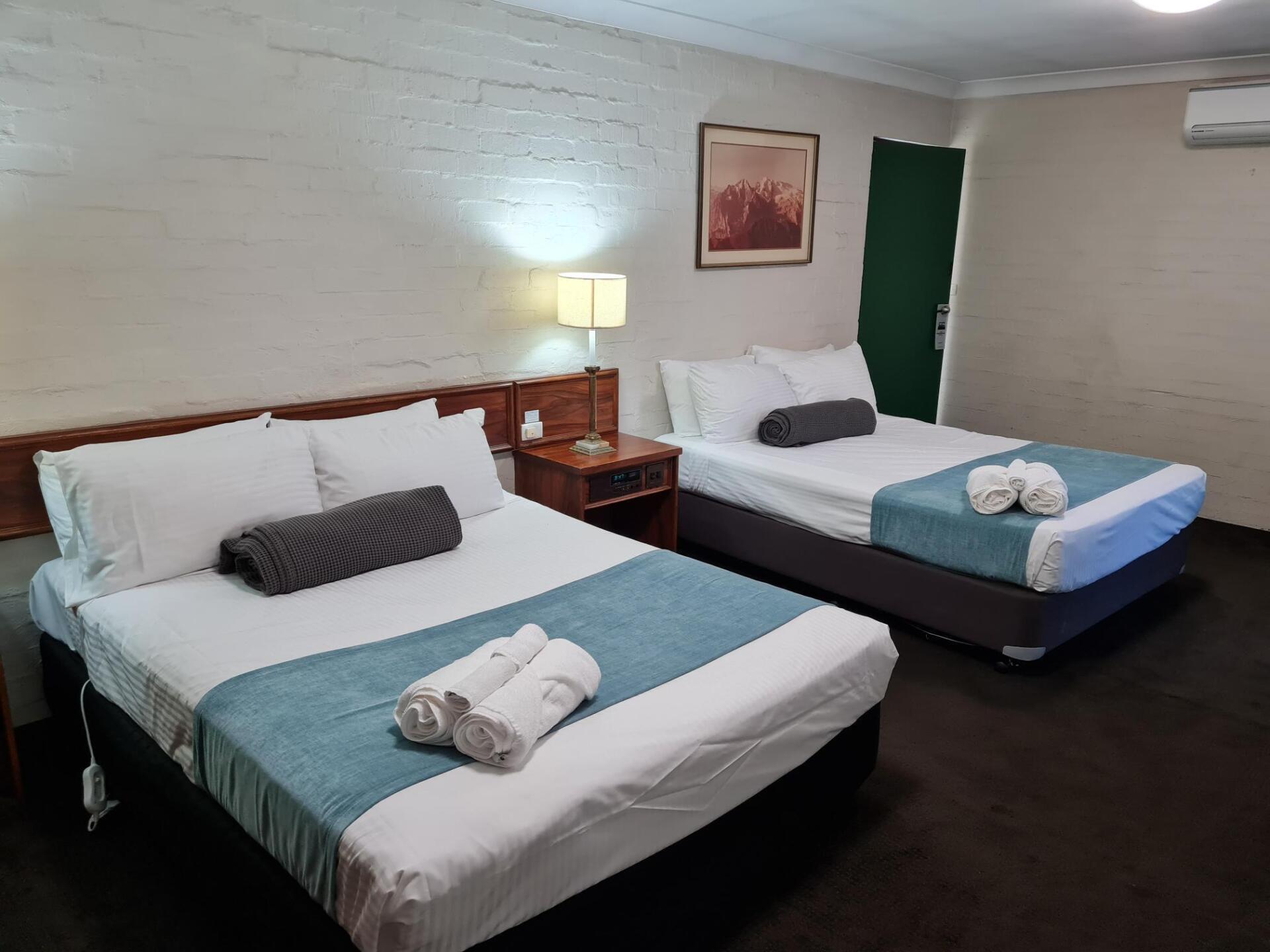 motel Albury NSW with Twin-Queen and Single Bed Room