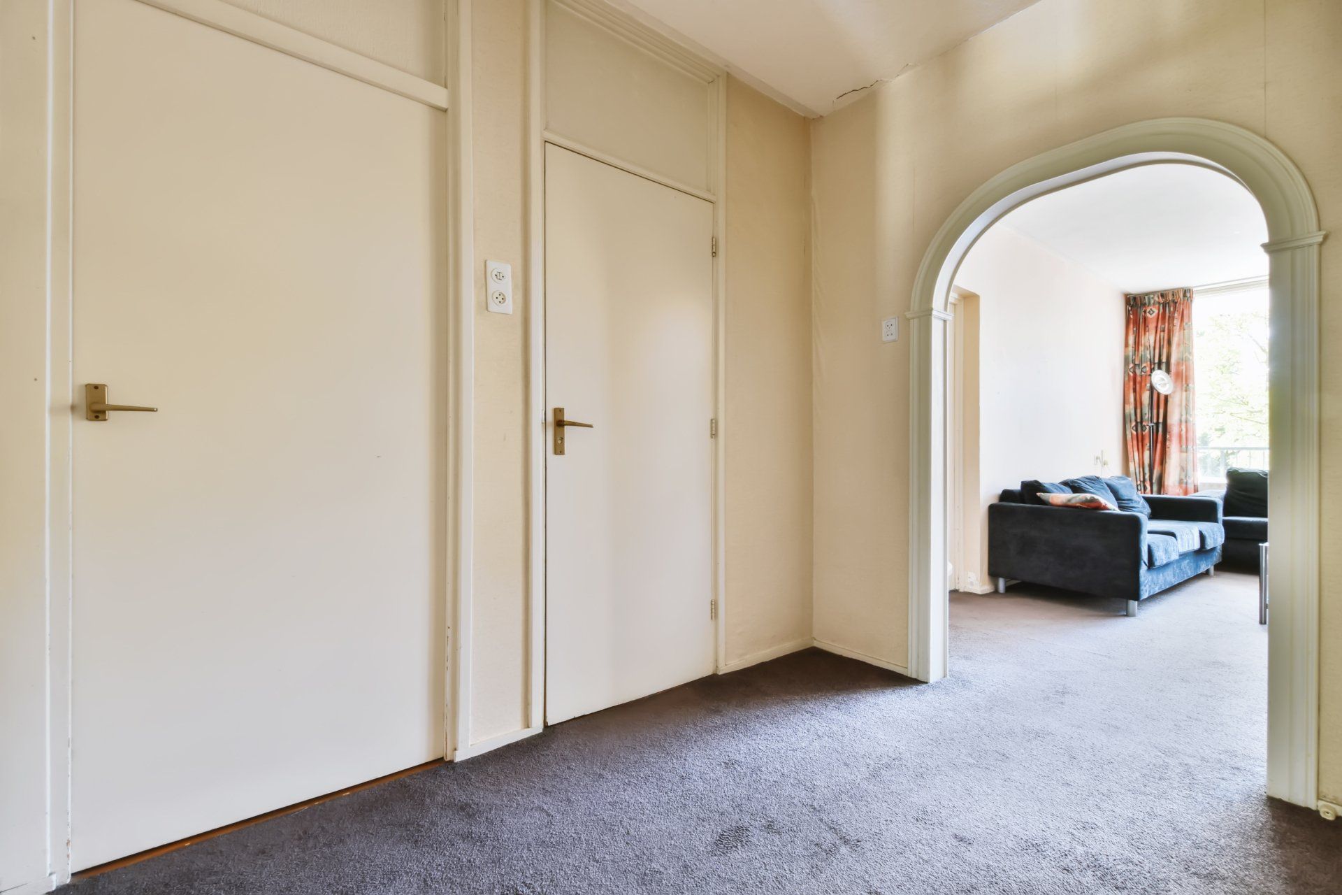 3 room corridor with carpet