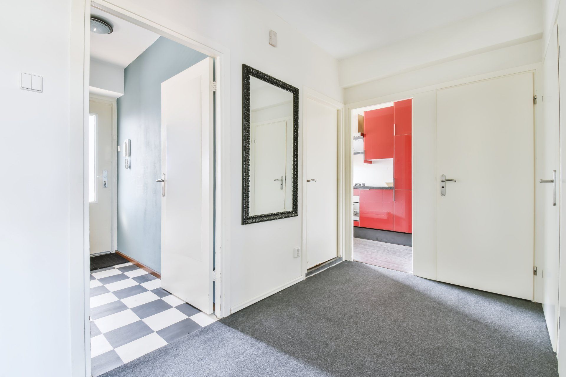 5 rooms with hall and carpet