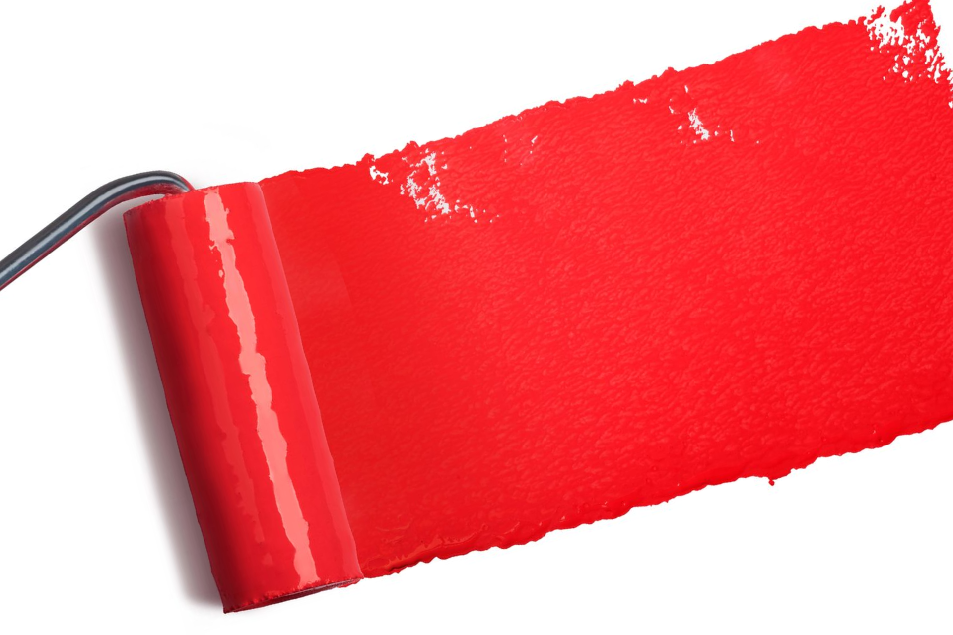 Rullo per applicare vernice rossa brillante su una superficie bianca.