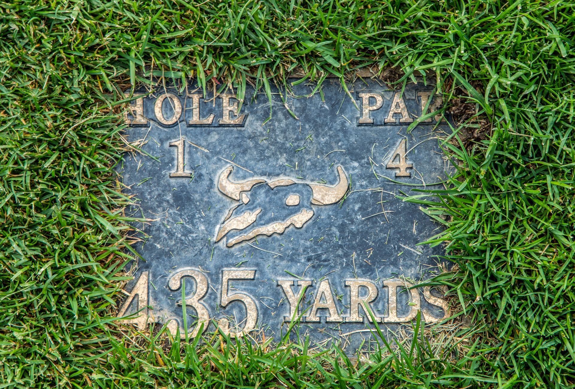 A sign on a golf course that says hole 1 par 4 435 yards