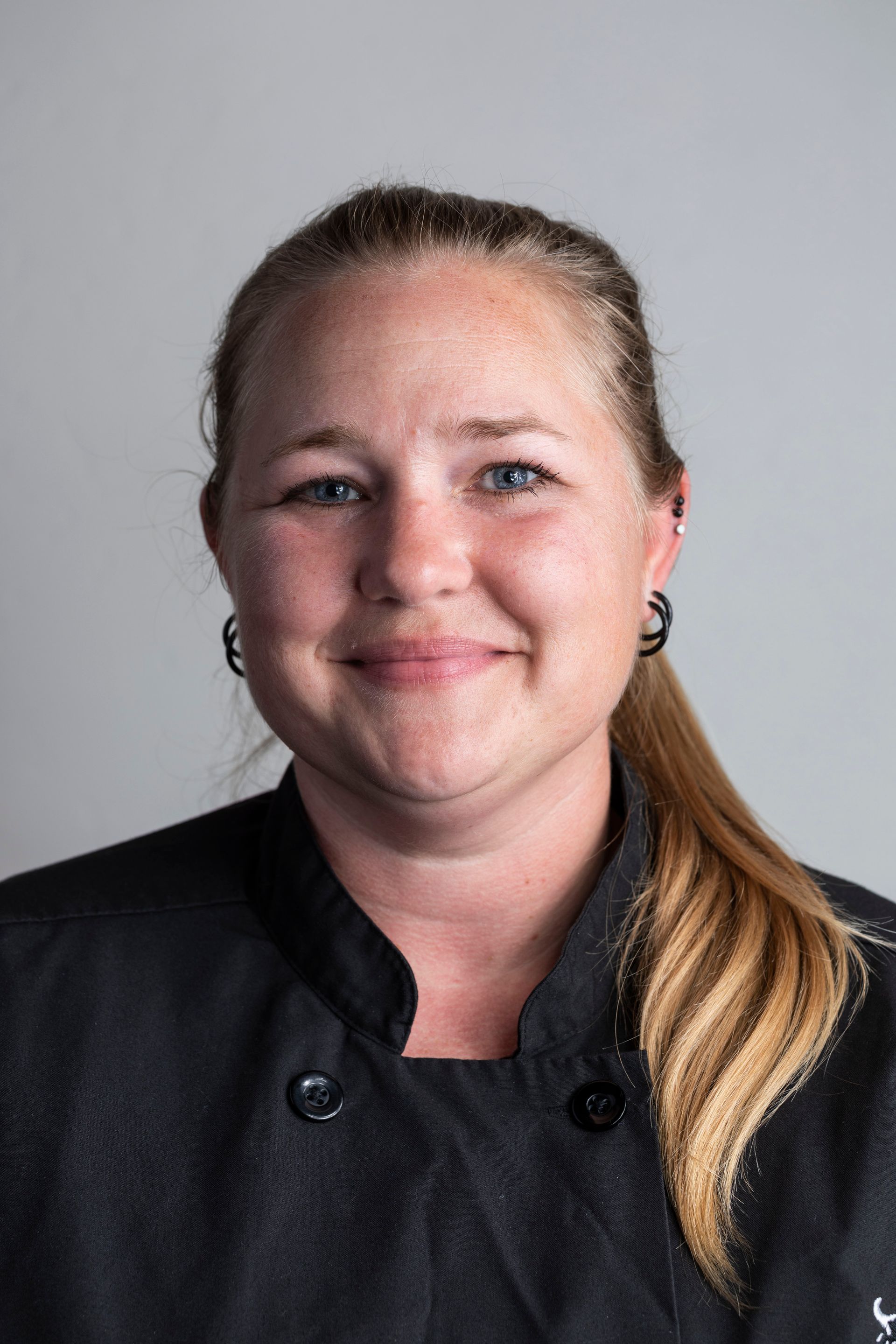 A silhouette of a bull 's skull with horns on a white background.