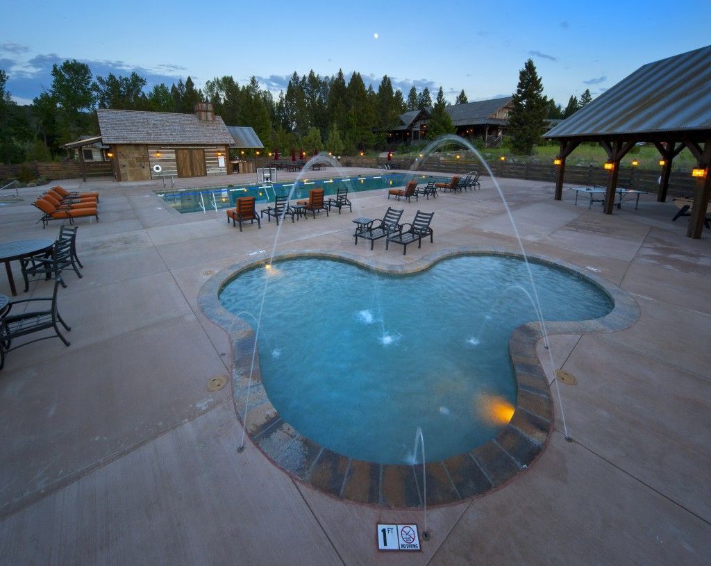 A large swimming pool with a fountain in the middle