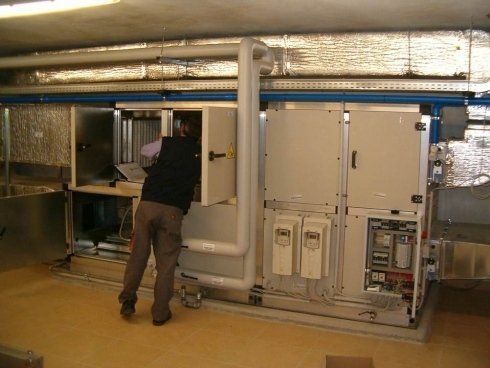 tecnico opera su impiato