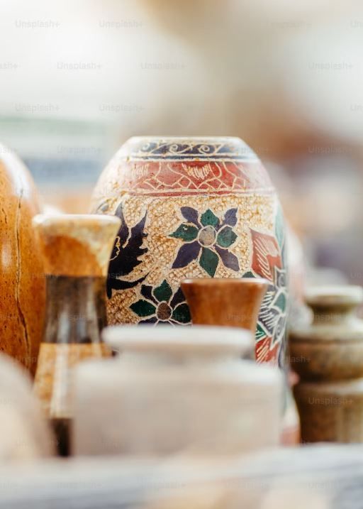 Choosing the Right Urn to Commemorate Loved Ones