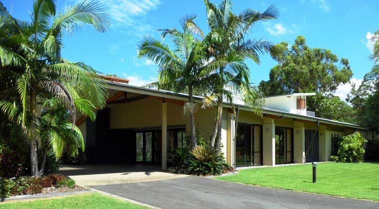 Image of the building and entrance at Hemmant Crematorium 