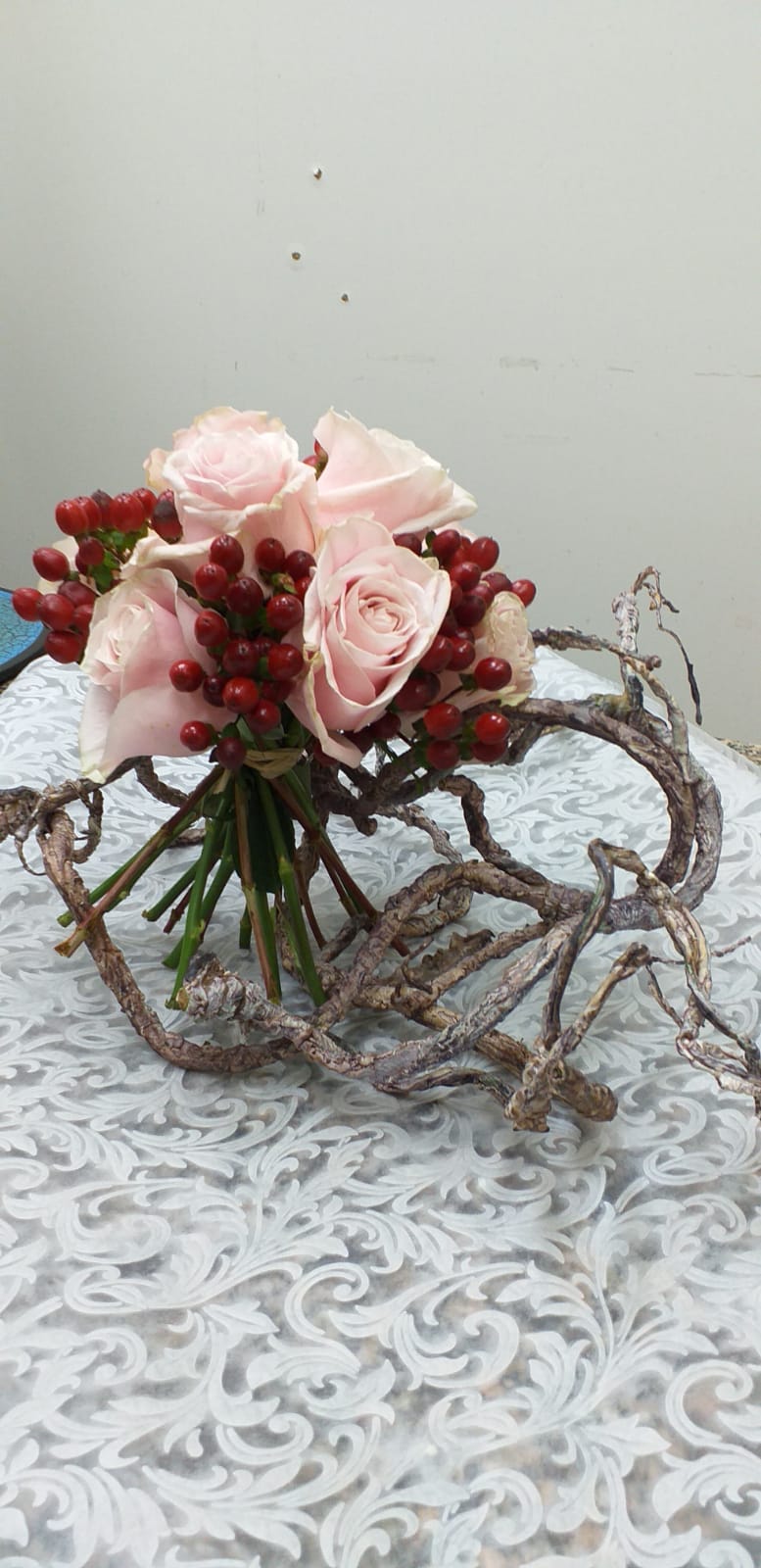 Legno decorato con fiori e bacche