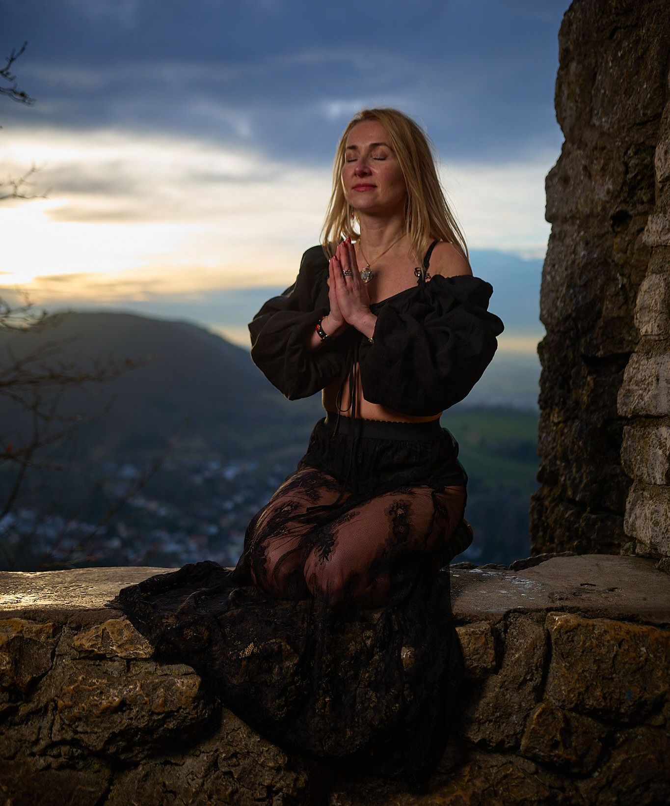 Anastasia in der Meditation, die Hände vor der Brust gefaltet