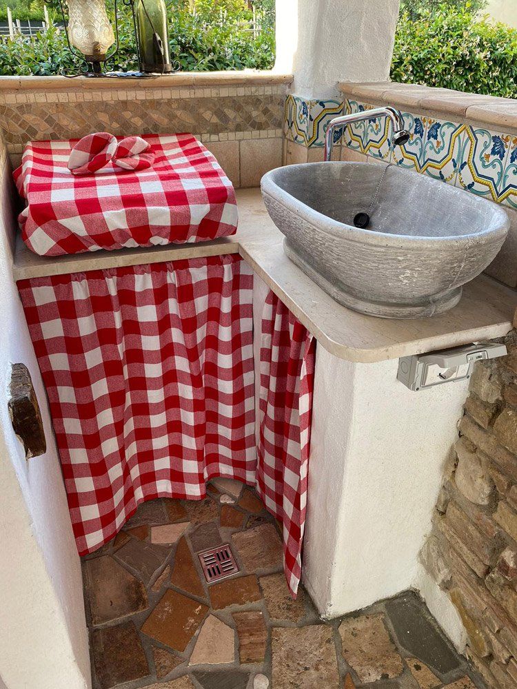 piano cucina con lavandino esterno