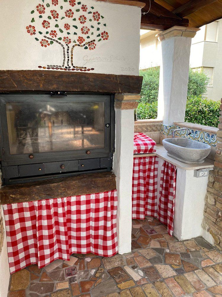 cucina con camino esterno