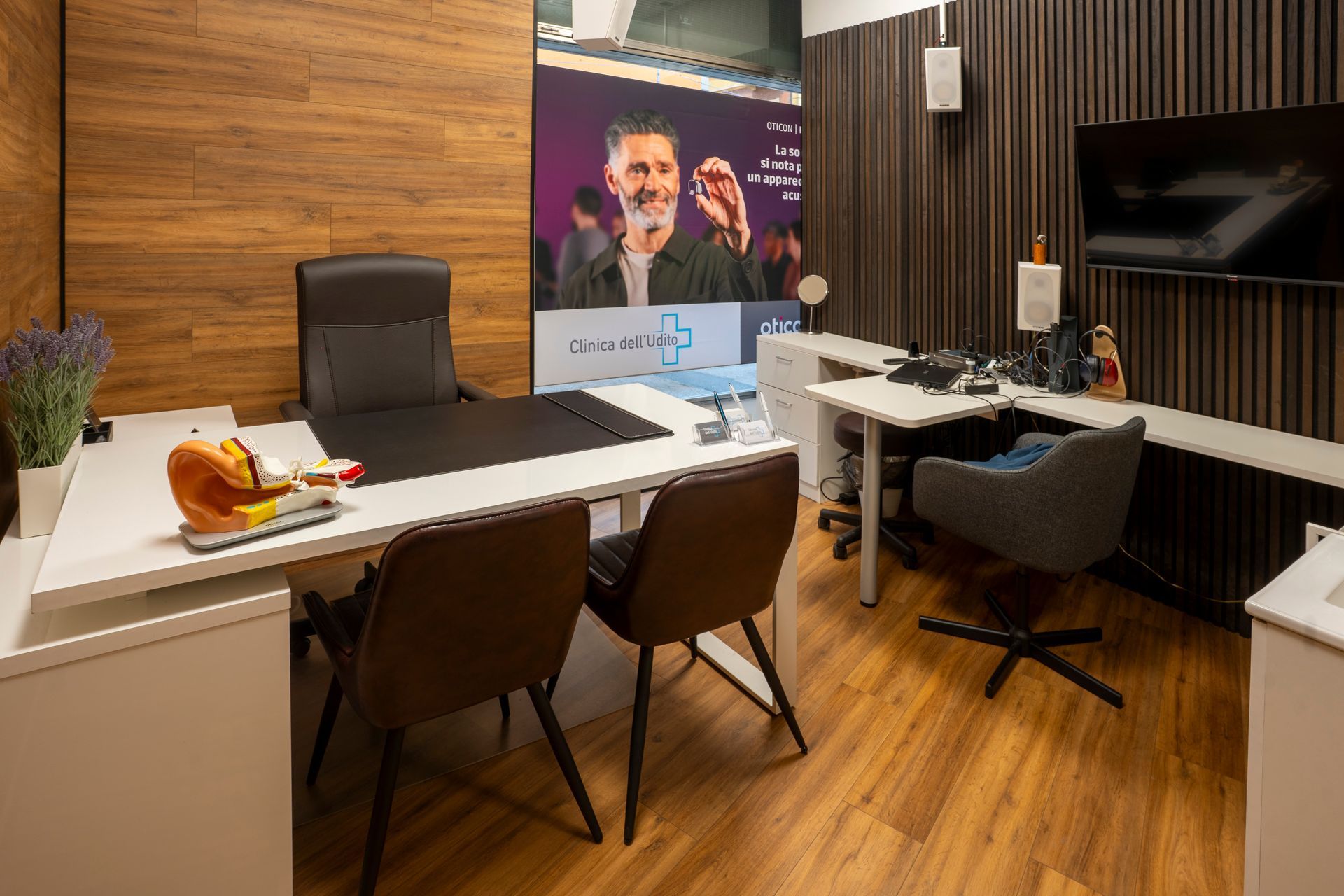 Uno spazzolino da denti e strumenti dentali in una tasca