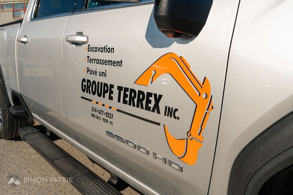 Un camion argenté avec groupe terrex inc. écrit sur le côté