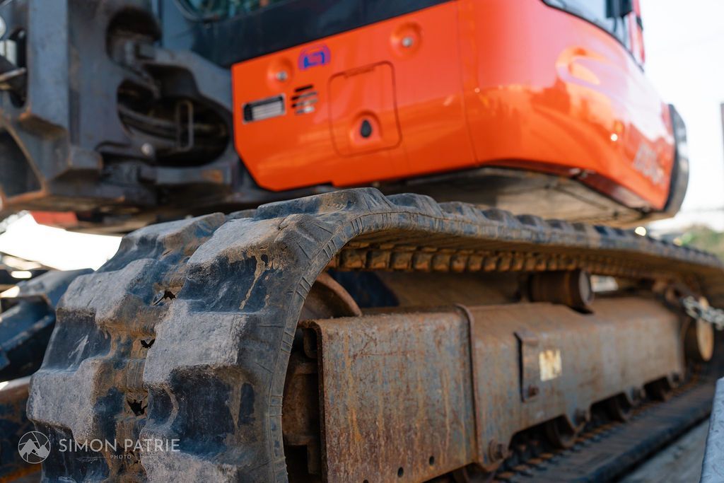 Un gros plan des traces d'une excavatrice orange.