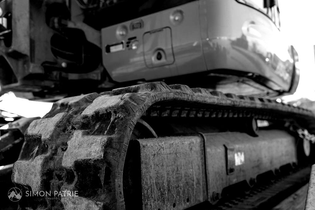 Une photo en noir et blanc des traces d'une excavatrice.