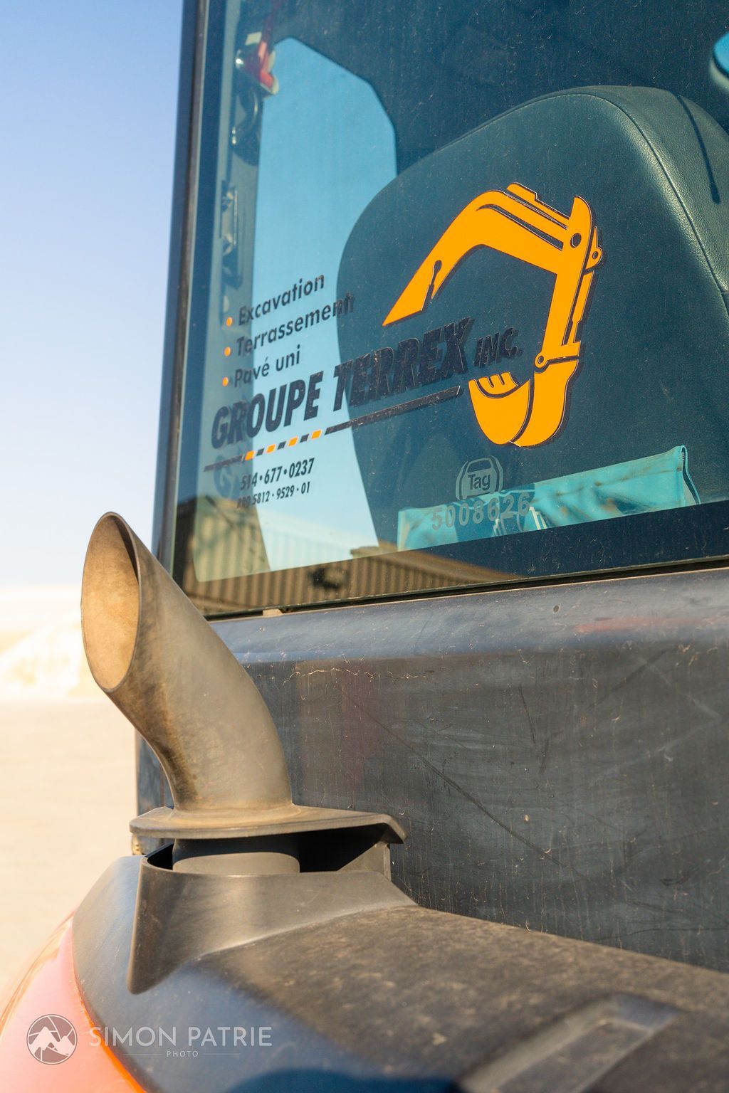 Un gros plan d'un tracteur avec un autocollant jaune d'excavatrice dessus