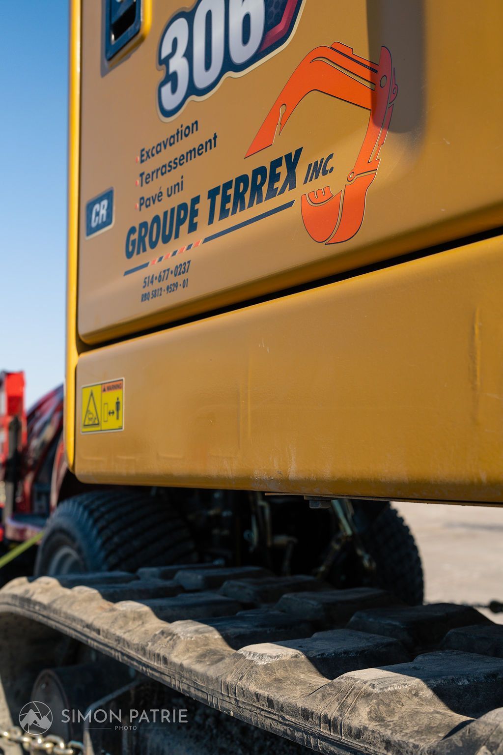 Un gros plan d'un camion jaune avec un logo du groupe terrex sur le côté.