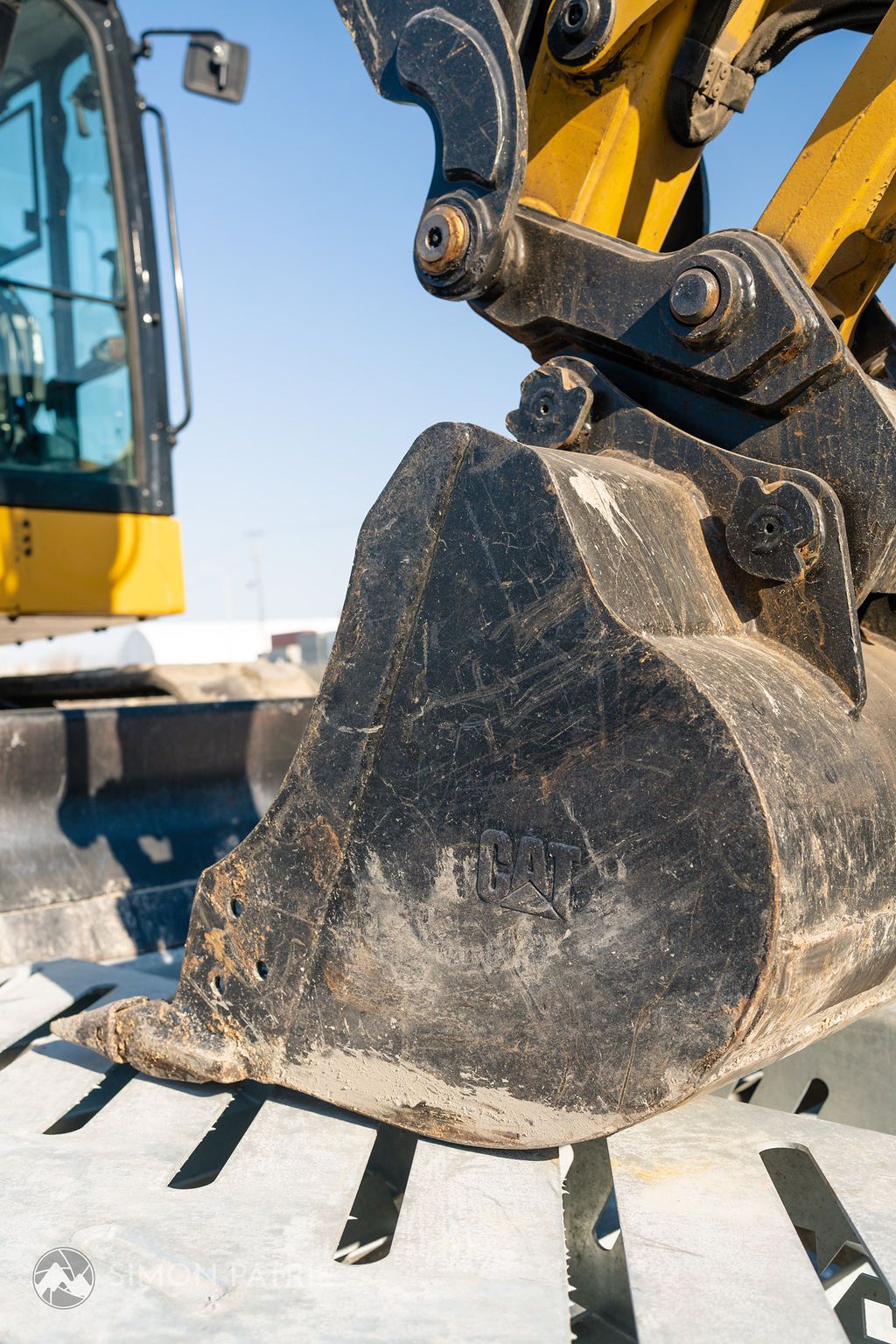 Un gros plan d'un godet de bulldozer sur un chantier de construction