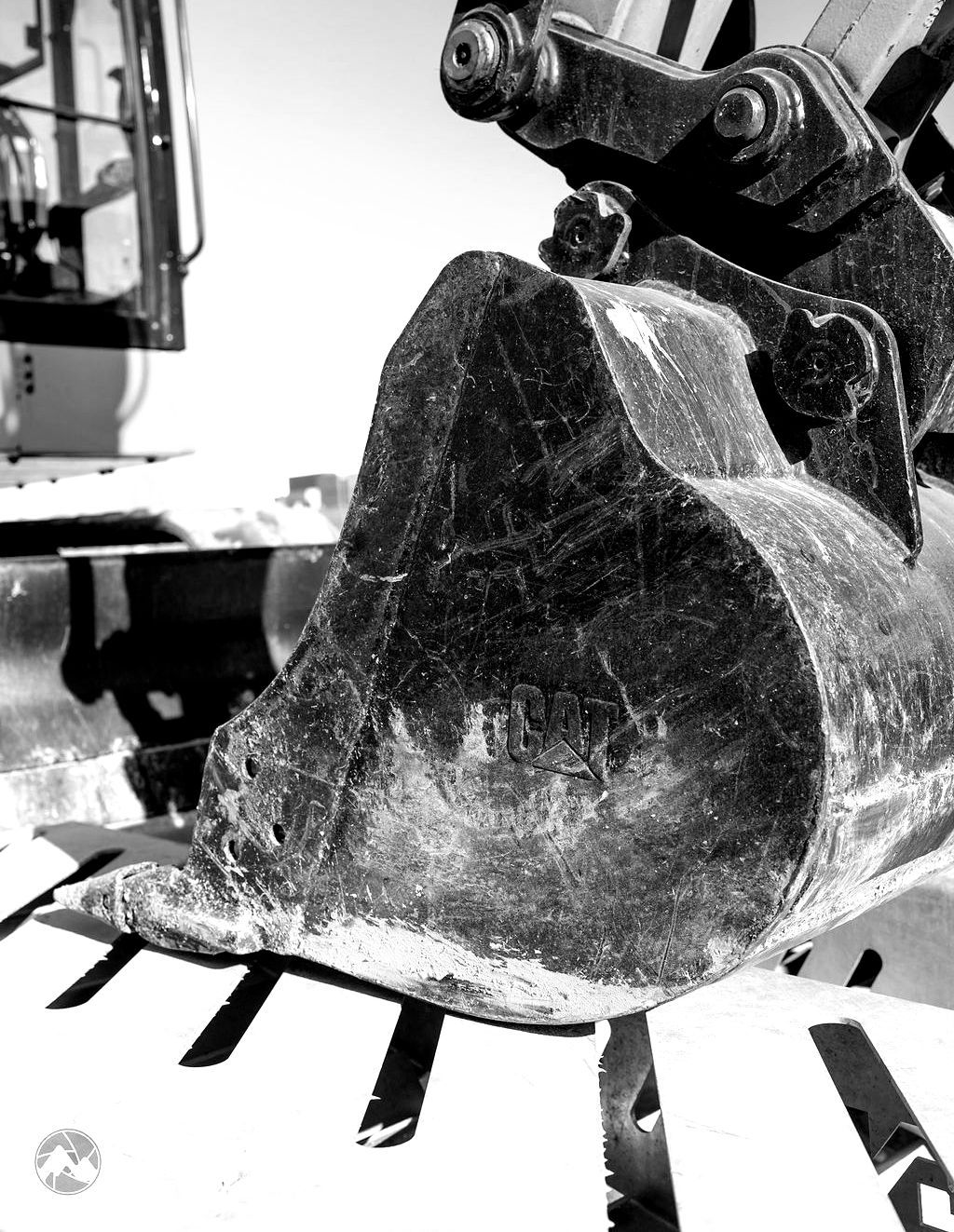 Une photo en noir et blanc d'un godet d'excavatrice