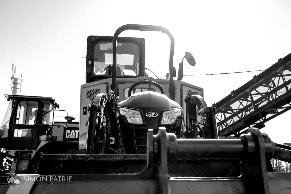 Une photo en noir et blanc d'un tracteur à chat