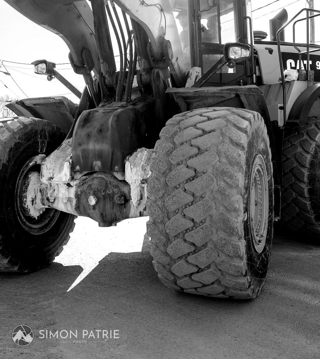 Une photo en noir et blanc d'un tracteur par Simon Patrie