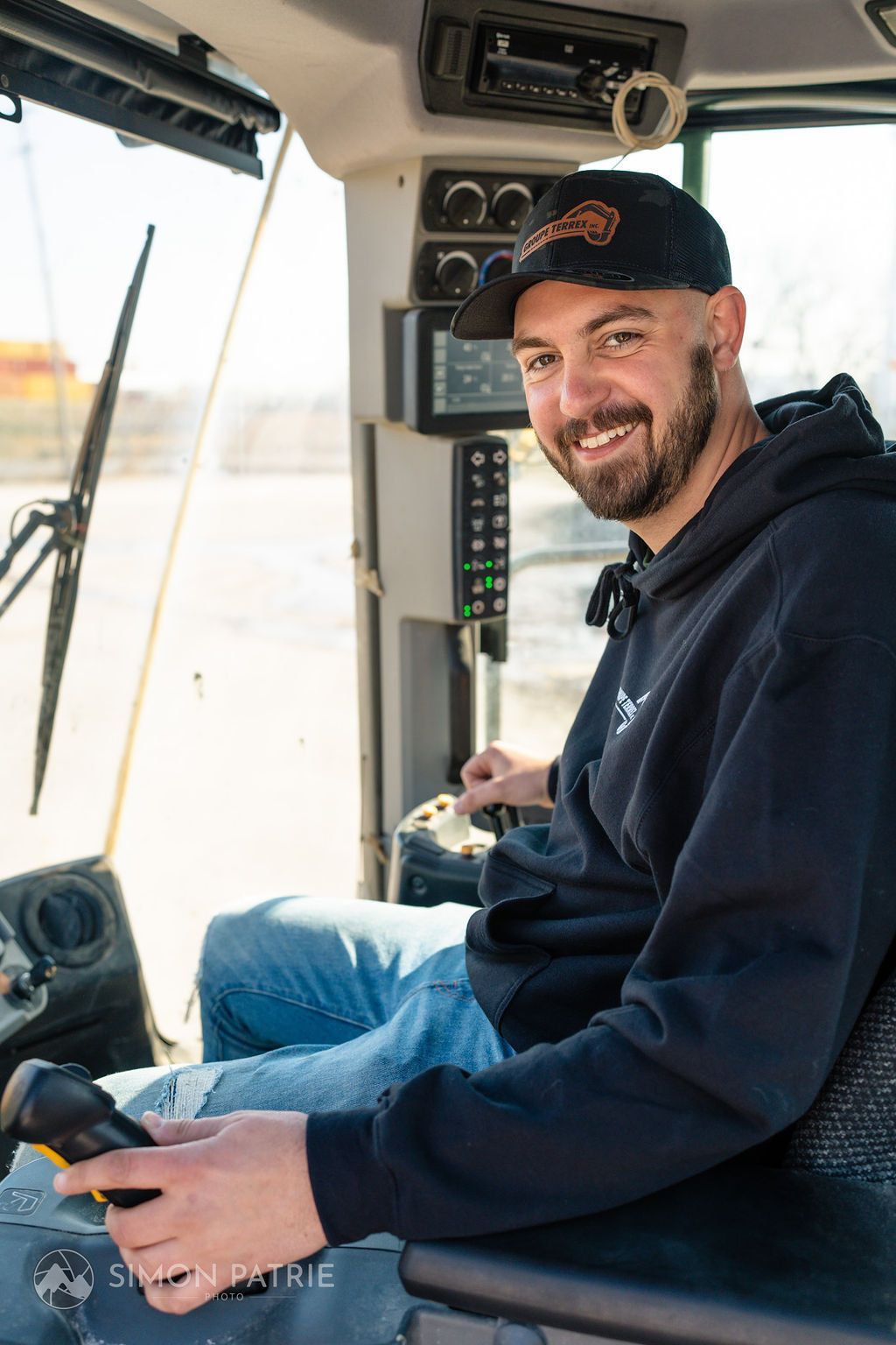 Un homme est assis sur le siège conducteur d'un tracteur.
