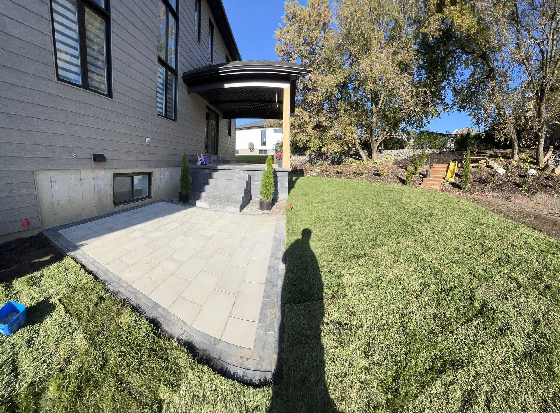 Une maison avec un patio et des escaliers dans la cour.