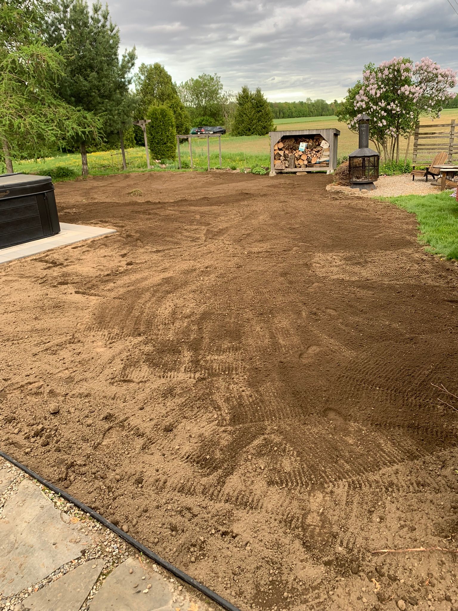 Il y a beaucoup de terre au milieu de la cour.