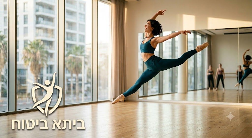 רקדנית מקצועית מבצעת קפיצת שפגט (גרנד ג'טה) באוויר בתוך סטודיו מואר למחול עם רצפת פרקט וחלונות ענק. בפינה השמאלית התחתונה מופיע סמליל של מגן עם דמות רוקדת והטקסט 