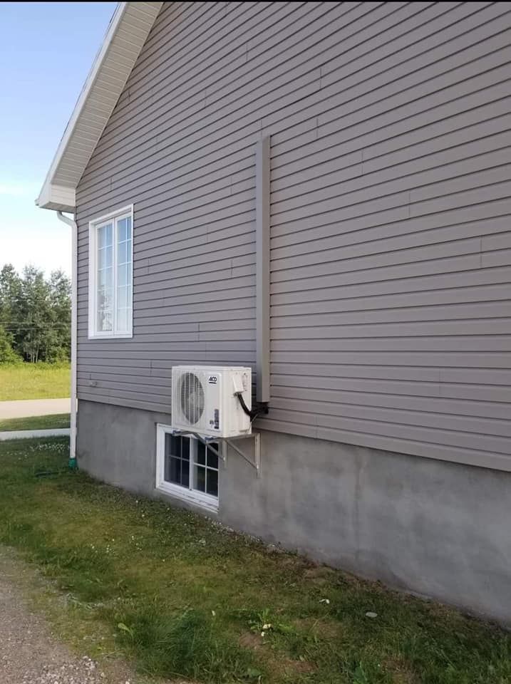 Une maison avec une fenêtre et un climatiseur sur le côté.