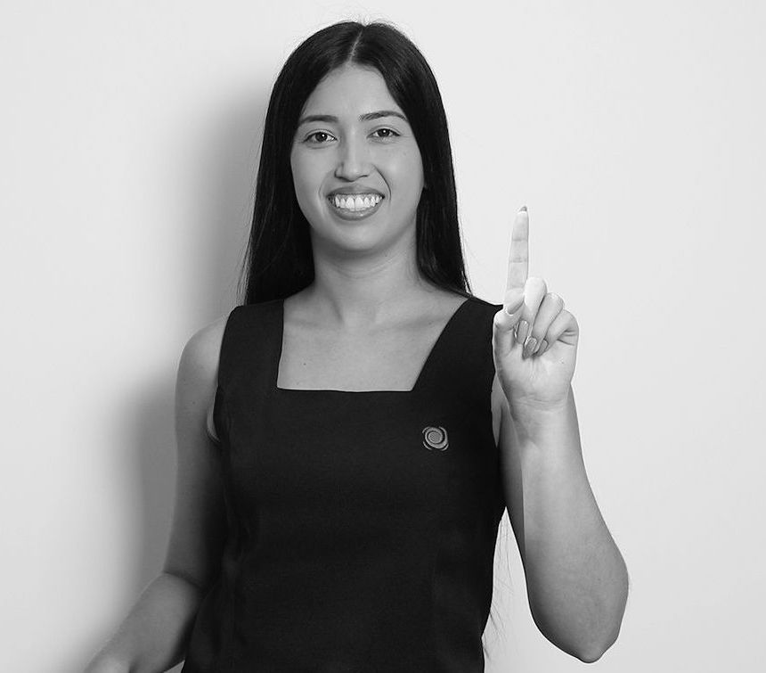 Uma mulher de blusa preta está apontando para cima com o dedo.
