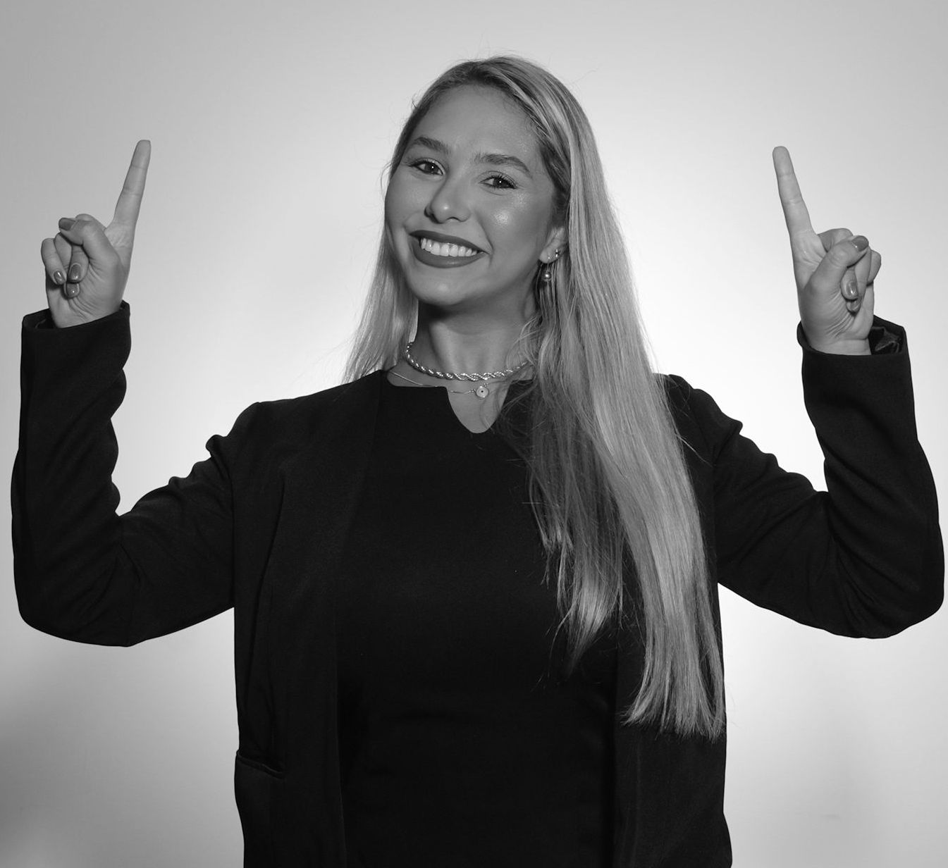 Uma foto em preto e branco de uma mulher fazendo sinal de positivo.