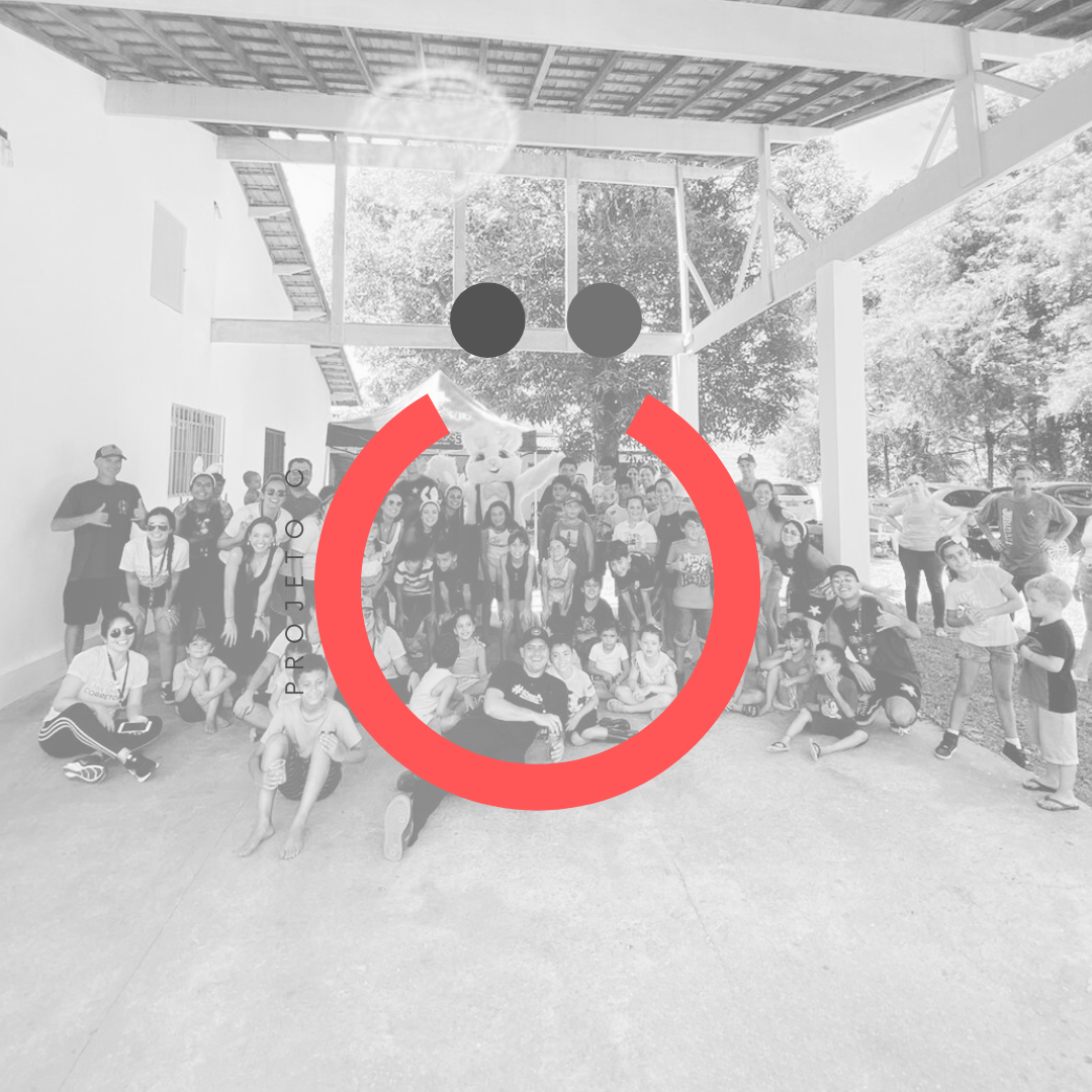 Um grupo de pessoas está reunido em uma sala com um círculo vermelho no meio