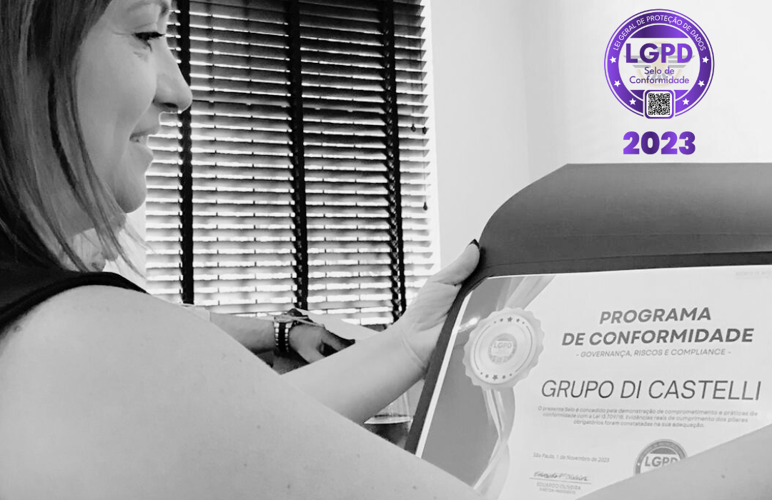 Uma mulher está segurando um certificado em frente a uma janela.