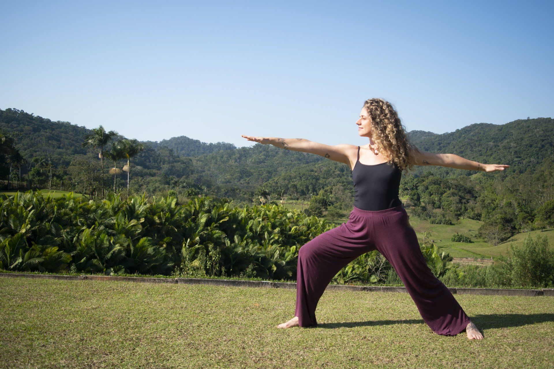 Yoga meditação ao ar livre e mulheres se exercitam na natureza para  fitness, paz e bem