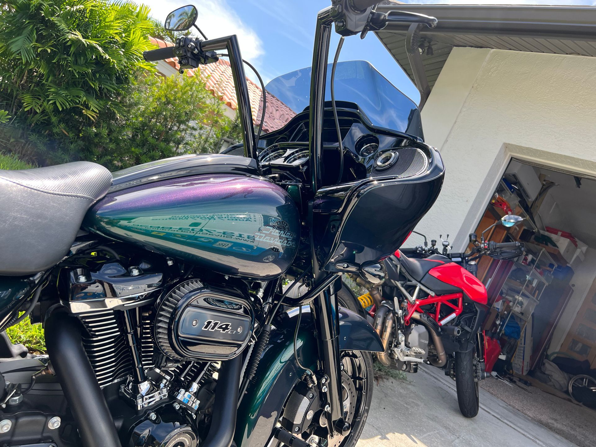 A harley davidson motorcycle is parked in front of a garage.