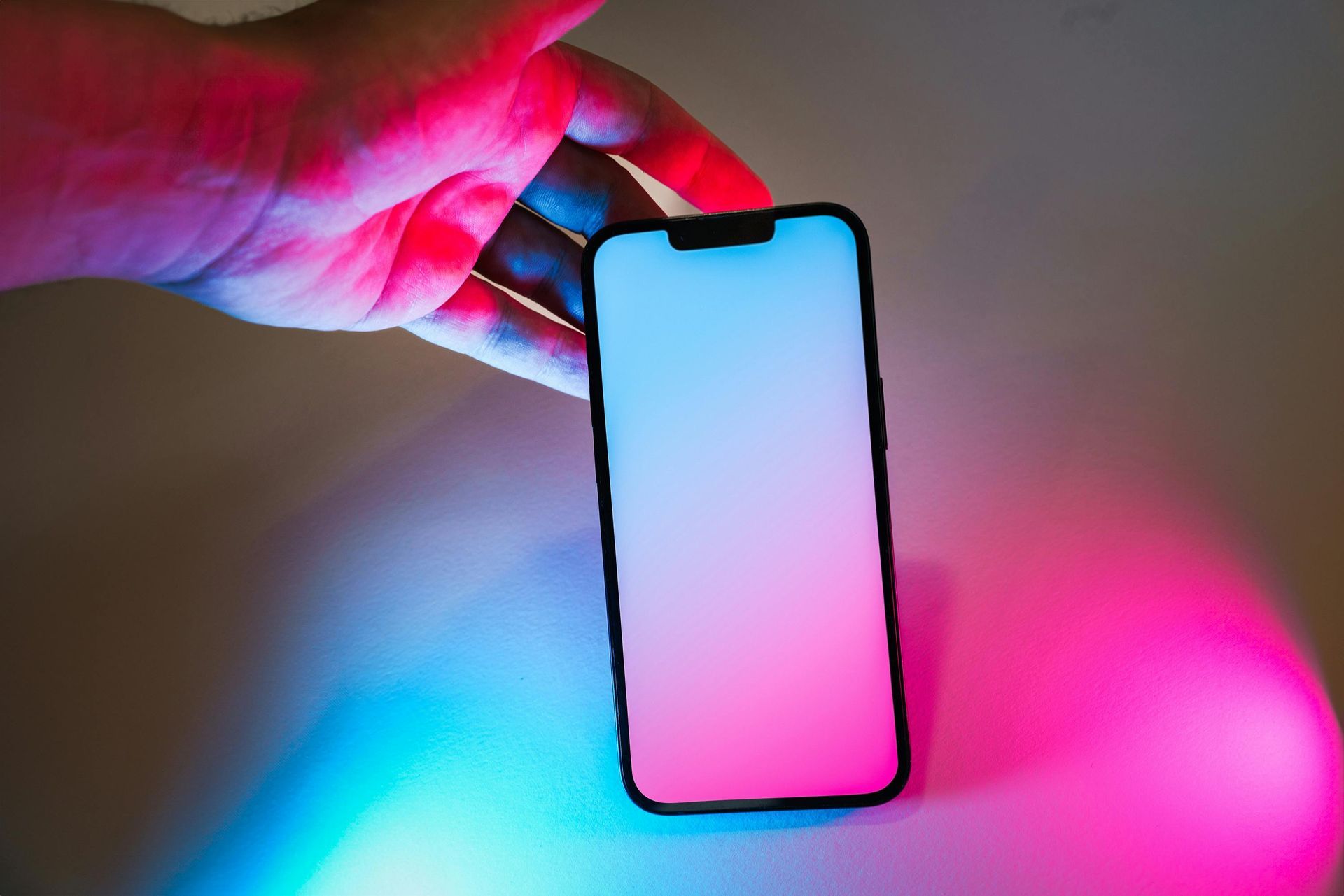 Uma pessoa está segurando um celular na mão.
