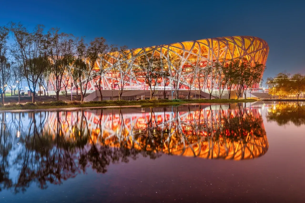 Paisagem com um rio e arvores em volta