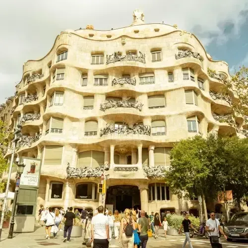 uma imagem da casa mila barcelona