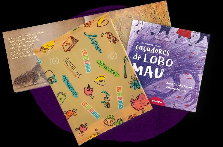 Três livros infantis empilhados uns sobre os outros