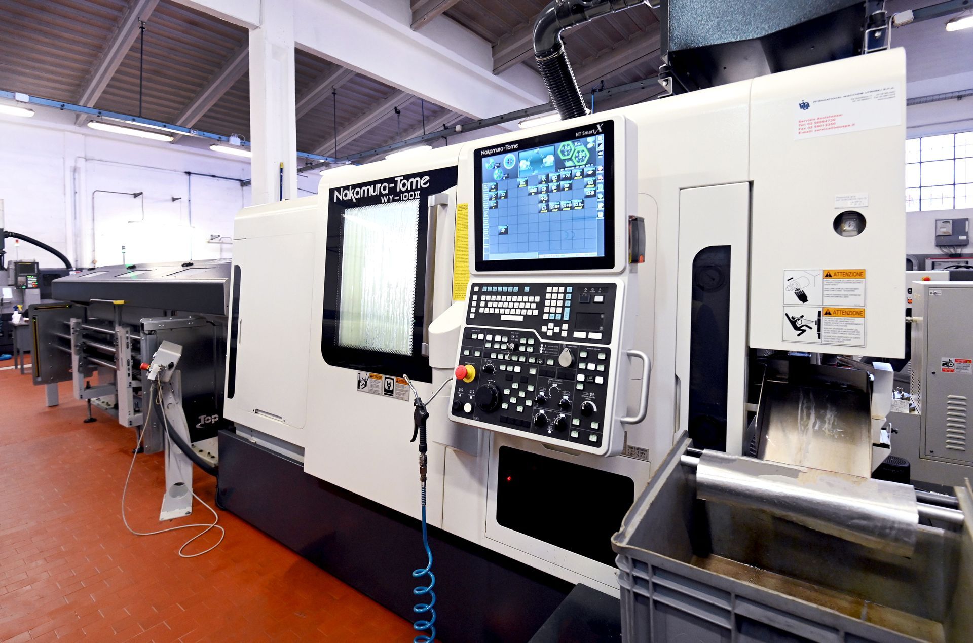 C'è una macchina in una fabbrica con un monitor sopra.