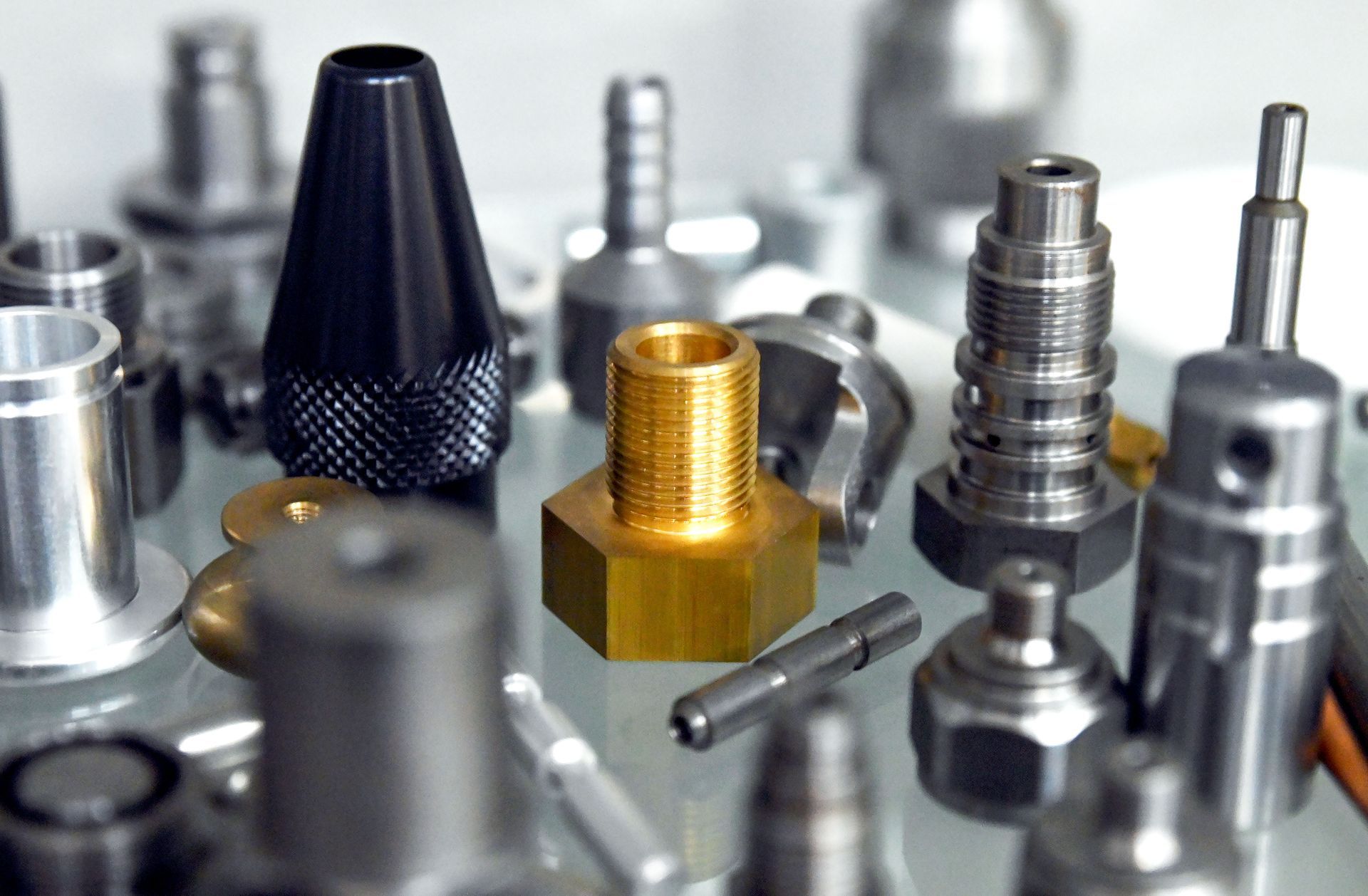 Un mucchio di pezzi di metallo sono appoggiati su un tavolo