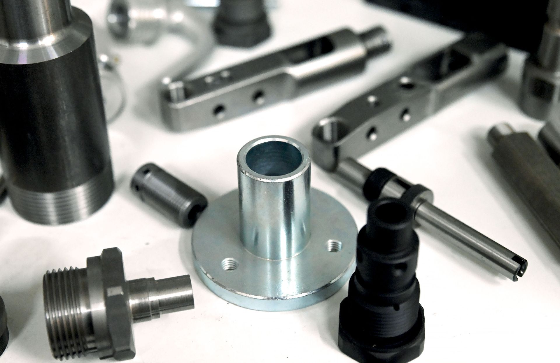 Un mucchio di parti metalliche sono appoggiate su un tavolo