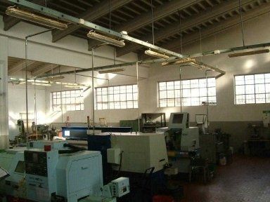 Una fabbrica con un sacco di macchine e finestre