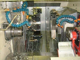 Si sta utilizzando una macchina per tagliare un pezzo di metallo.