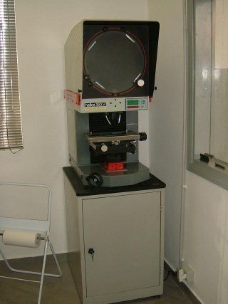 Una macchina è posizionata sopra un mobile in una stanza.