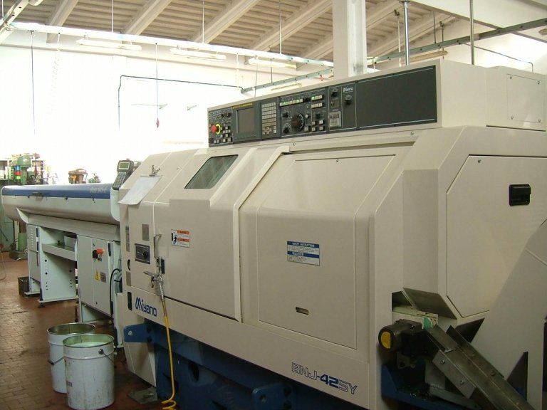 Una macchina in una fabbrica che riporta la scritta